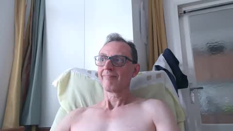 Snapshot of naturista25 chatting on 05.27.26 naturista25 online show from 05.27.26
