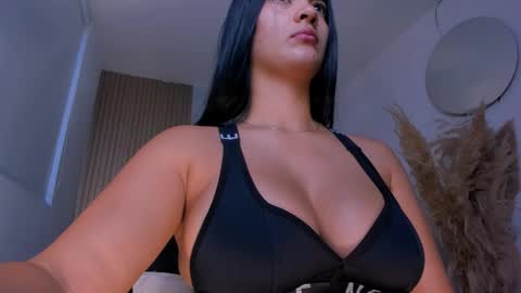 Snapshot of natyferrer chatting on 10.01.25 Naty Ferrer online show from 10.01.25