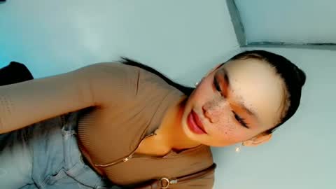 Snapshot of naughtybella_ chatting on 01.08.25 bella online show from 01.08.25