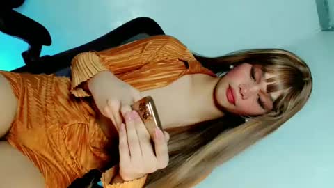 Snapshot of naughtybella_ chatting on 01.22.25 bella online show from 01.22.25
