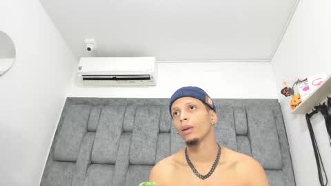 Snapshot of naughtyfusion_os chatting on 12.01.25 naughtyfusion_os online show from 12.01.25