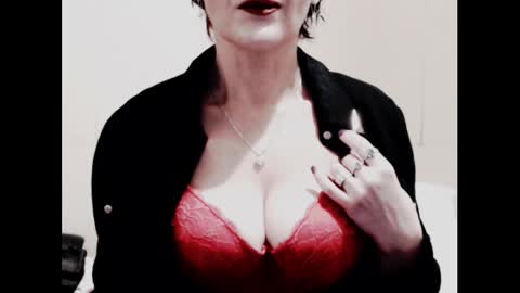 Snapshot of naughtyjenniferxx chatting on 12.16.25 Jenny online show from 12.16.25