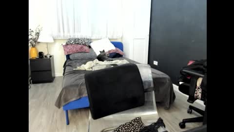 KimBeee online show from 02.15.26