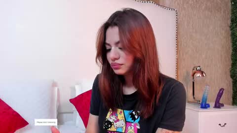 Snapshot of nayla_bss chatting on 09.25.25 Mia online show from 09.25.25