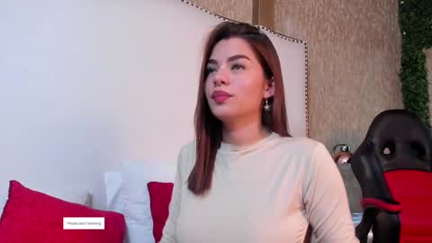 Snapshot of nayla_bss chatting on 09.30.25 Mia online show from 09.30.25