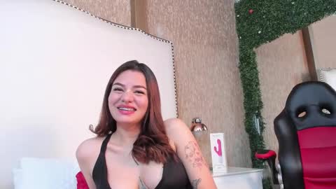 Snapshot of nayla_bss chatting on 10.09.25 Mia online show from 10.09.25