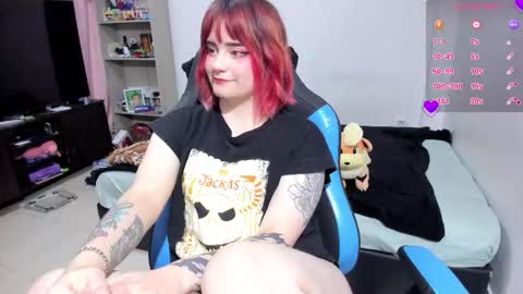 Snapshot of neeko_lol_ chatting on 10.21.25 Geek Nicole im Neeko UwU online show from 10.21.25