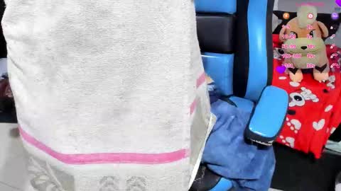 Snapshot of neeko_lol_ chatting on 11.13.25 Geek Nicole im Neeko UwU online show from 11.13.25