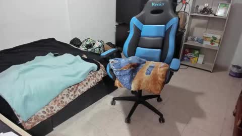 Snapshot of neeko_lol_ chatting on 12.05.25 Geek Nicole im Neeko UwU online show from 12.05.25