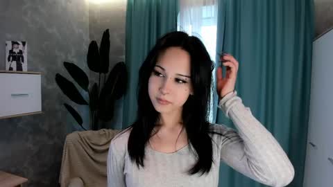 Snapshot of nelliefoster chatting on 05.26.26 Alisa online show from 05.26.26
