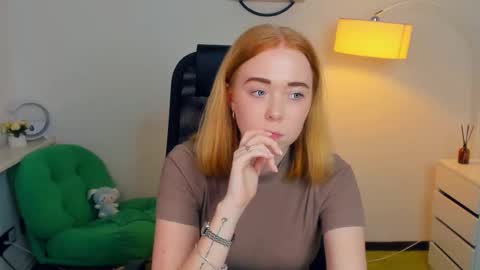 Snapshot of nelliemathers chatting on 11.12.25 Nelli online show from 11.12.25