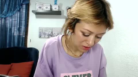 Snapshot of nena_lov chatting on 02.22.25 Star online show from 02.22.25