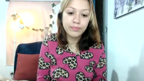 Snapshot of nena_lov chatting on 03.10.25 Star online show from 03.10.25