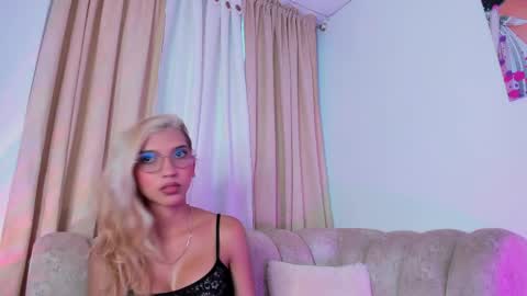 Snapshot of newbarbiedolly chatting on 02.23.25 ximena online show from 02.23.25
