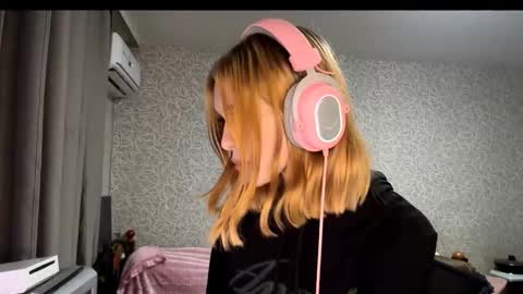 Snapshot of ngocjanus chatting on 11.25.25 Eva Arts online show from 11.25.25