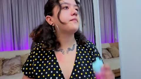 Estefani  online show from 04.18.26