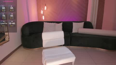 Snapshot of niaholland chatting on 12.11.24 SQUIRTER DOLL online show from 12.11.24