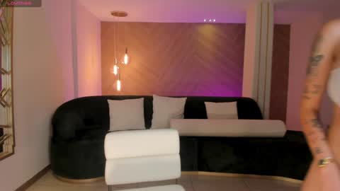 Snapshot of niaholland chatting on 12.14.24 SQUIRTER DOLL online show from 12.14.24