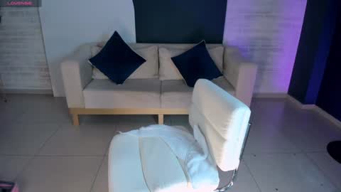 Snapshot of niaholland chatting on 12.23.24 SQUIRTER DOLL online show from 12.23.24