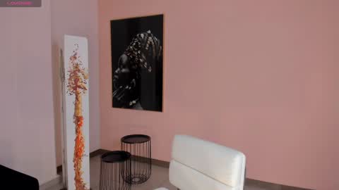 Snapshot of niaholland chatting on 01.04.25 SQUIRTER DOLL online show from 01.04.25