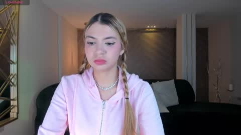 Snapshot of niaholland chatting on 10.08.25 SQUIRTER DOLL online show from 10.08.25