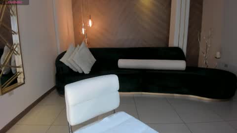 Snapshot of niaholland chatting on 10.10.25 SQUIRTER DOLL online show from 10.10.25