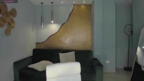 Snapshot of niaholland chatting on 10.11.25 SQUIRTER DOLL online show from 10.11.25