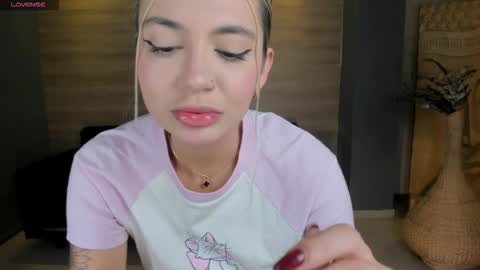 Snapshot of niaholland chatting on 10.23.25 SQUIRTER DOLL online show from 10.23.25