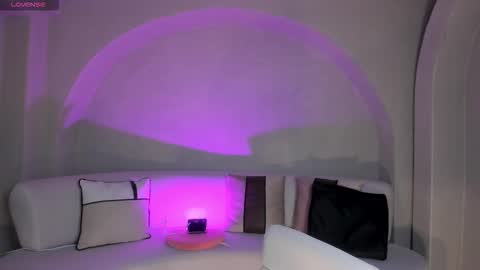 Snapshot of niaholland chatting on 10.24.25 SQUIRTER DOLL online show from 10.24.25