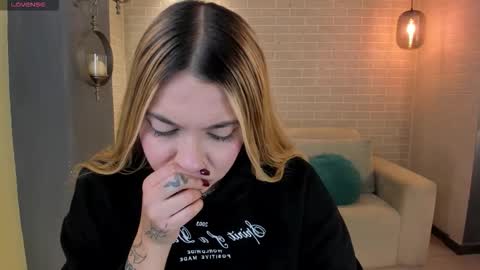 Snapshot of niaholland chatting on 10.26.25 SQUIRTER DOLL online show from 10.26.25