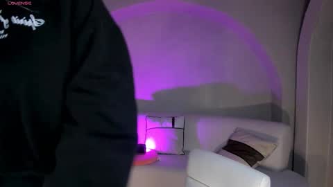 Snapshot of niaholland chatting on 10.27.25 SQUIRTER DOLL online show from 10.27.25