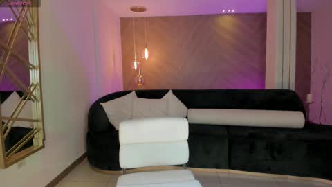 Snapshot of niaholland chatting on 10.31.25 SQUIRTER DOLL online show from 10.31.25