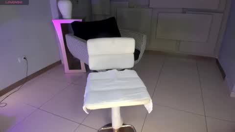 Snapshot of niaholland chatting on 12.13.25 SQUIRTER DOLL online show from 12.13.25