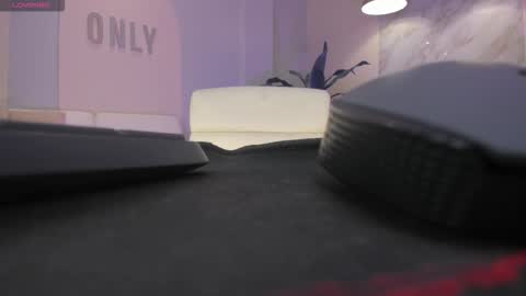 Snapshot of niaholland chatting on 12.14.25 SQUIRTER DOLL online show from 12.14.25