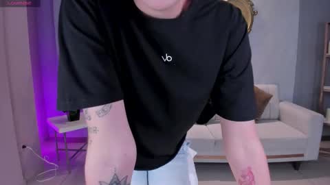 Snapshot of niaholland chatting on 12.16.25 SQUIRTER DOLL online show from 12.16.25