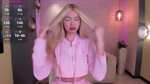 Snapshot of niaholland chatting on 01.10.26 SQUIRTER DOLL online show from 01.10.26