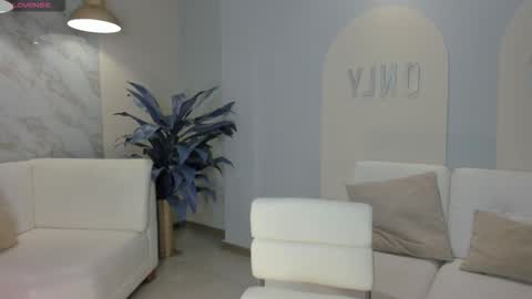 Snapshot of niaholland chatting on 02.15.26 SQUIRTER DOLL online show from 02.15.26