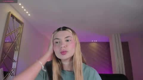 Snapshot of niaholland chatting on 02.21.26 SQUIRTER DOLL online show from 02.21.26