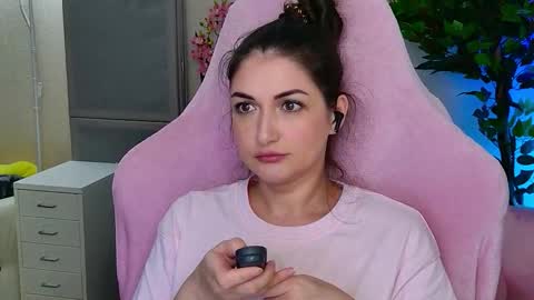 Nicole Online at about after 1000  6  UK time or 900  - 500  UK time it approximate time interval online show from 09.18.25