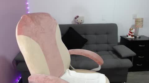 Snapshot of nicol_storm chatting on 12.04.25 nicole Storm online show from 12.04.25