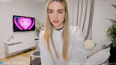 Snapshot of nicole_blueberry chatting on 11.07.25 Nicole online show from 11.07.25