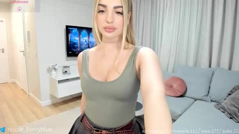 Snapshot of nicole_blueberry chatting on 12.17.25 Nicole online show from 12.17.25