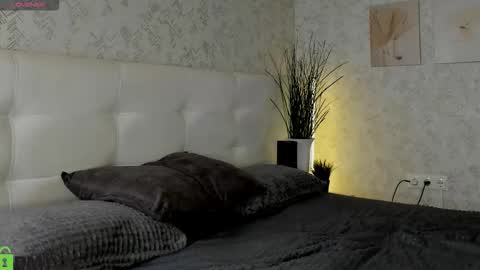 GMT7TueWedThSu 0300am-0900am. Sa 1000am-0400pm online show from 09.22.25