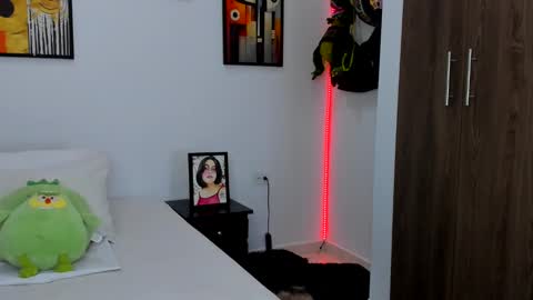 Snapshot of nicole_duran3095 chatting on 02.23.25 Nick online show from 02.23.25