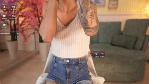 Snapshot of nicolecrawft chatting on 11.07.25 Nicole Crawft online show from 11.07.25