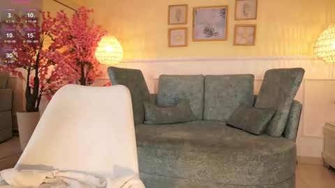 Snapshot of nicolecrawft chatting on 11.08.25 Nicole Crawft online show from 11.08.25