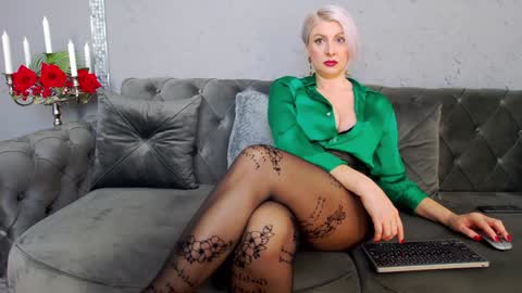 Nicole Domme online show from 01.20.25