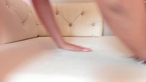 Nicol Flores  GMT-5 1530-2200  online show from 12.27.24