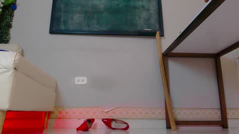 Nicol Flores  GMT-5 1530-2200  online show from 01.17.25