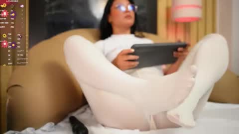 Nicol Flores  GMT-5 1530-2200  online show from 12.14.25